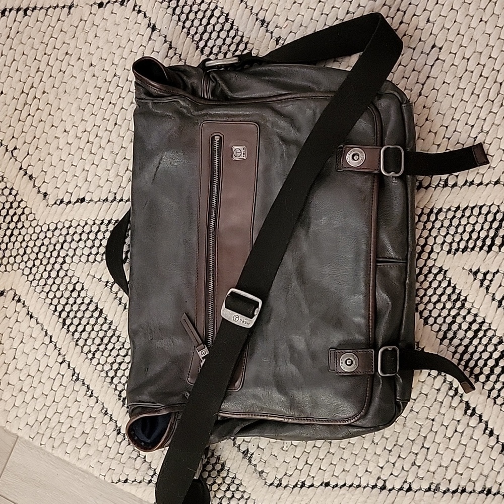 Tumi Messenger
